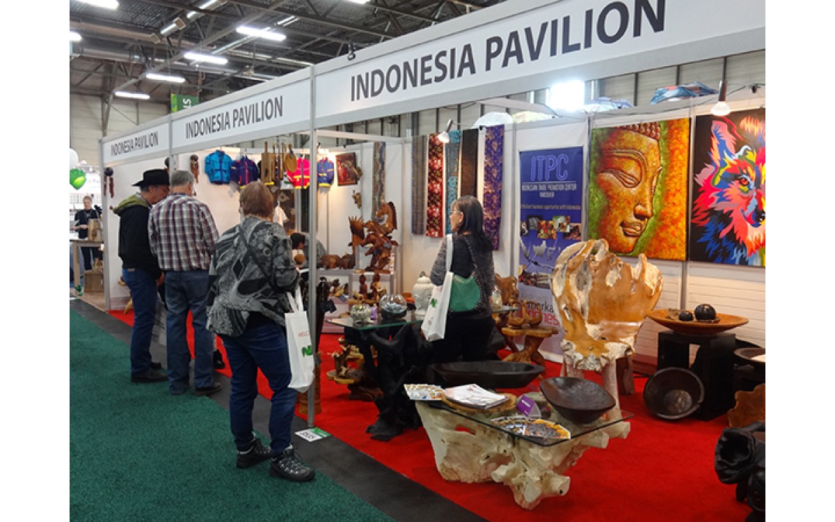 BGĐ L&Agrave;M VIỆC VỚI ĐỐI T&Aacute;C INDONESIA TẠI HỘI CHỢ H&Agrave;NG NỘI THẤT JAKARTA - INDONESIA